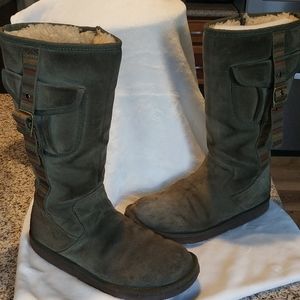 UGG sz 10 boots . Great condition . Too small